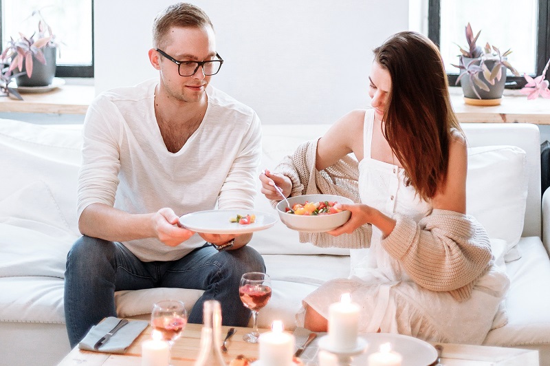 Couple eating on date - Dope Uncle